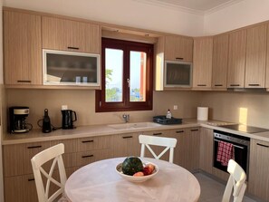 Kühlschrank, Ofen, Herdplatte, Wasserkocher mit Kaffee-/Teezubehör