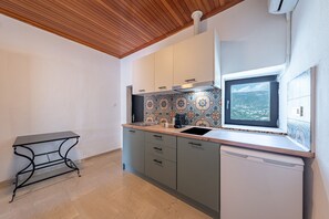 Fridge, stovetop, coffee/tea maker, electric kettle