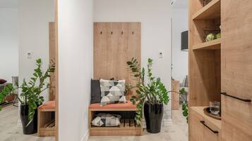 Habitación estándar con 2 camas individuales | Escritorio, tabla de planchar con plancha, wifi gratis y ropa de cama