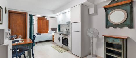 1 slaapkamer, een strijkplank/strijkijzer, gratis wifi, beddengoed