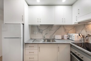 Kjøleskap, mikrobølgeovn, kokeplater og vannkoker