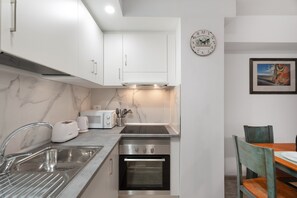 Frigorífico, microondas, placa de cocina y hervidor eléctrico