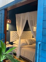 Minibar, caja de seguridad en la habitación, wifi gratis y ropa de cama 