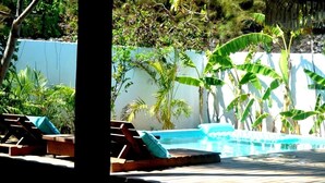 A pool area with lounge chairs and a wooden deck. - Pousada La Vida Boutique (Amontada)