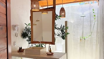 Deluxe-alpehytte - hawaiiansk terrasse | Badeværelse | Gratis toiletartikler, hårtørrer, håndklæder, Sæbe