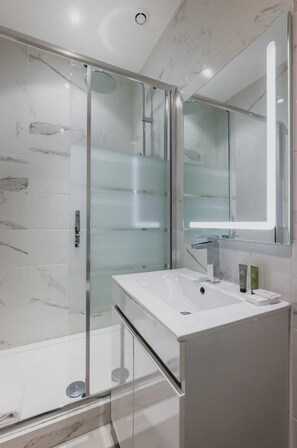 Apartment | Bathroom | Hair dryer, towels, shampoo