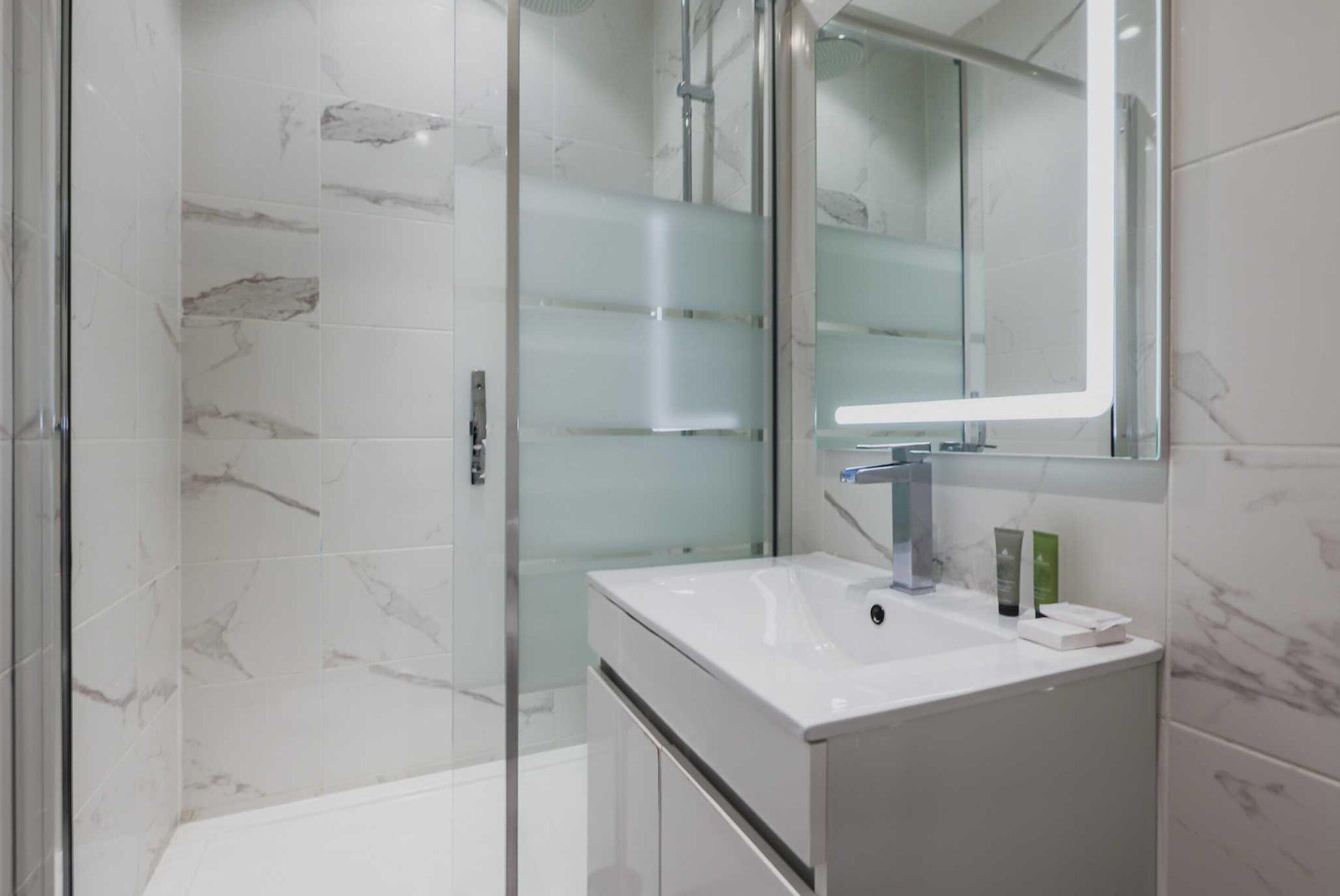 Apartment | Bathroom | Hair dryer, towels, shampoo