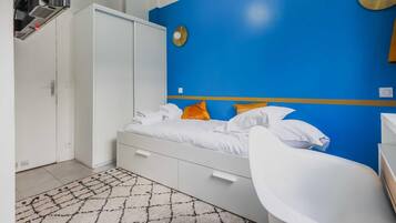 Departamento | Tabla de planchar con plancha y ropa de cama