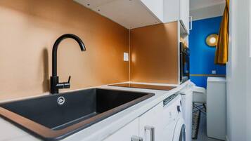 Departamento | Cocina privada | Refrigerador, parrilla de estufa, cafetera y tetera y tetera eléctrica