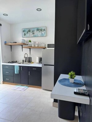 Frigorífico, microondas, placa de cocina y cafetera o tetera