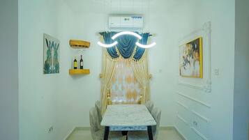 Economy appartement, balkon, uitzicht op de stad | Dineren op de kamer