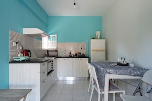 Fridge, oven, stovetop, coffee/tea maker