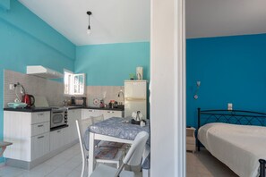 Jääkaappi, uuni, liesi, kahvin-/teenkeitin