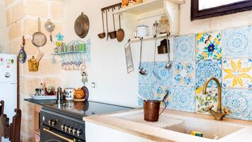 Een koelkast, een oven, een kookplaat, een vaatwasser