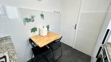 Tủ lạnh, lò vi sóng, bếp nấu, ấm điện