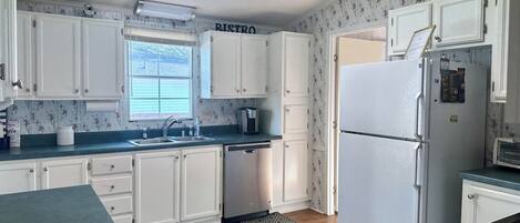 ثلاجة، ميكروويف، فرن، موقد طهي مسطح