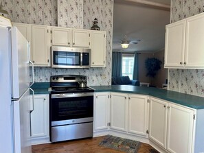 Een koelkast, een microgolfoven, een oven, een kookplaat