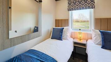 3 bedrooms, desk, iron/ironing board, travel crib