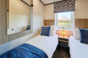 3 habitaciones, escritorio y tabla de planchar con plancha 