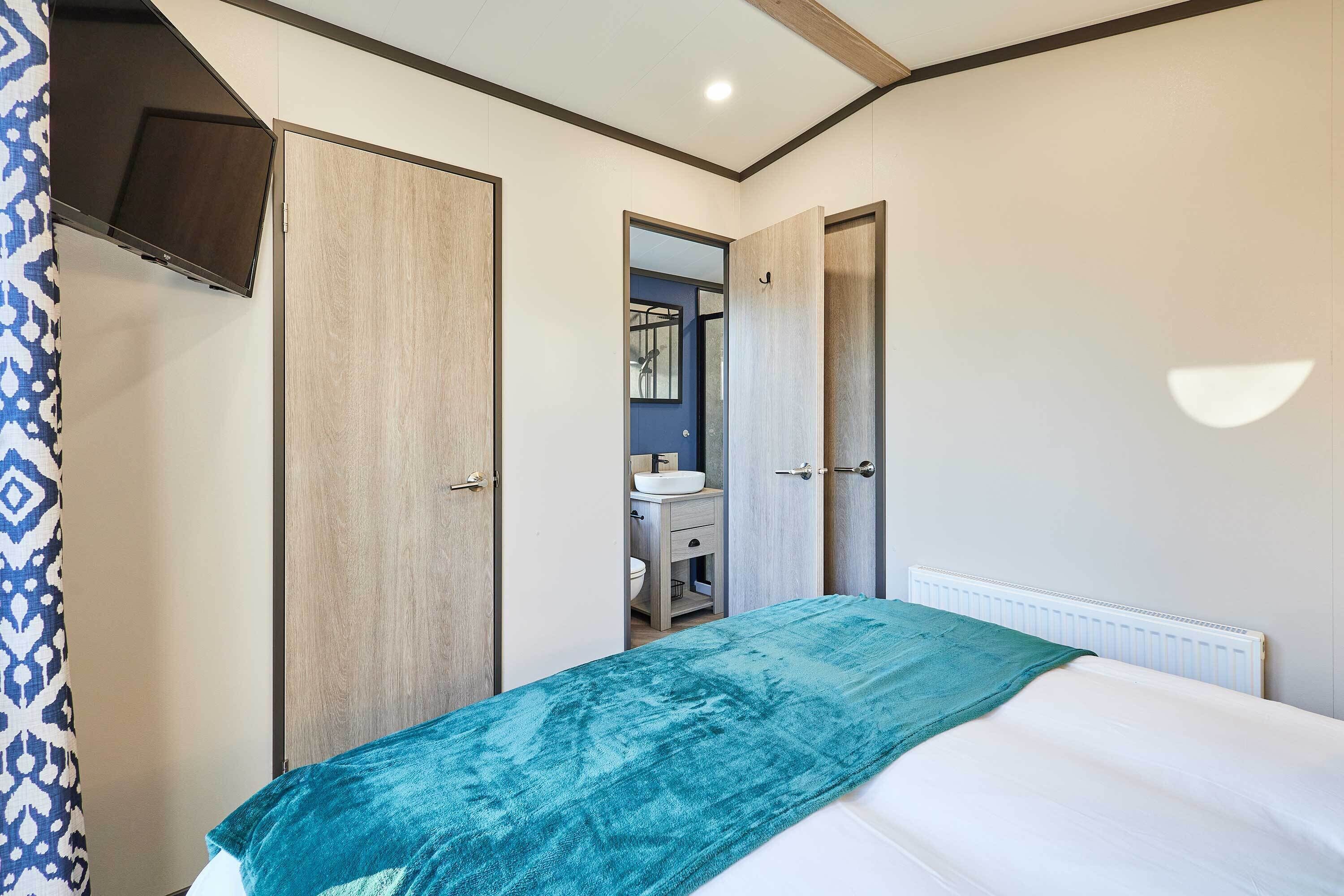 3 chambres, bureau, fer et planche à repasser, lit parapluie