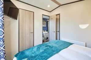 3 habitaciones, escritorio y tabla de planchar con plancha 