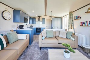 Fernseher, DVD-Player, Arbeitsbereiche