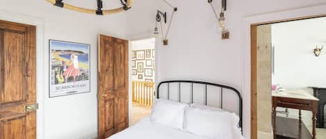 4 Schlafzimmer, Schreibtisch, Bügeleisen/Bügelbrett, Reisekinderbett