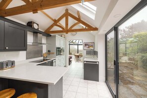 Een koelkast, een magnetron, een oven, een kookplaat