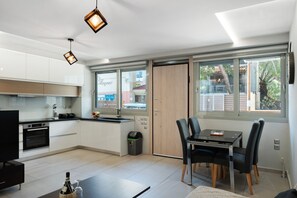 Fridge, oven, stovetop, coffee/tea maker