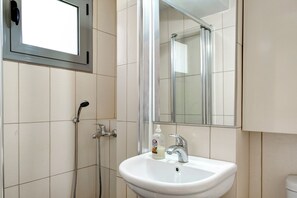 Shower, towels - Studio Apartment 'Sea Side' with Private Terrace, Wi-Fi and Air Conditioning (??teµ??)