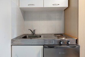 Fridge, stovetop, electric kettle, cookware/dishes/utensils