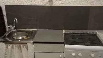 Refrigerador, parrilla de estufa, lavavajillas y utensilios de cocina