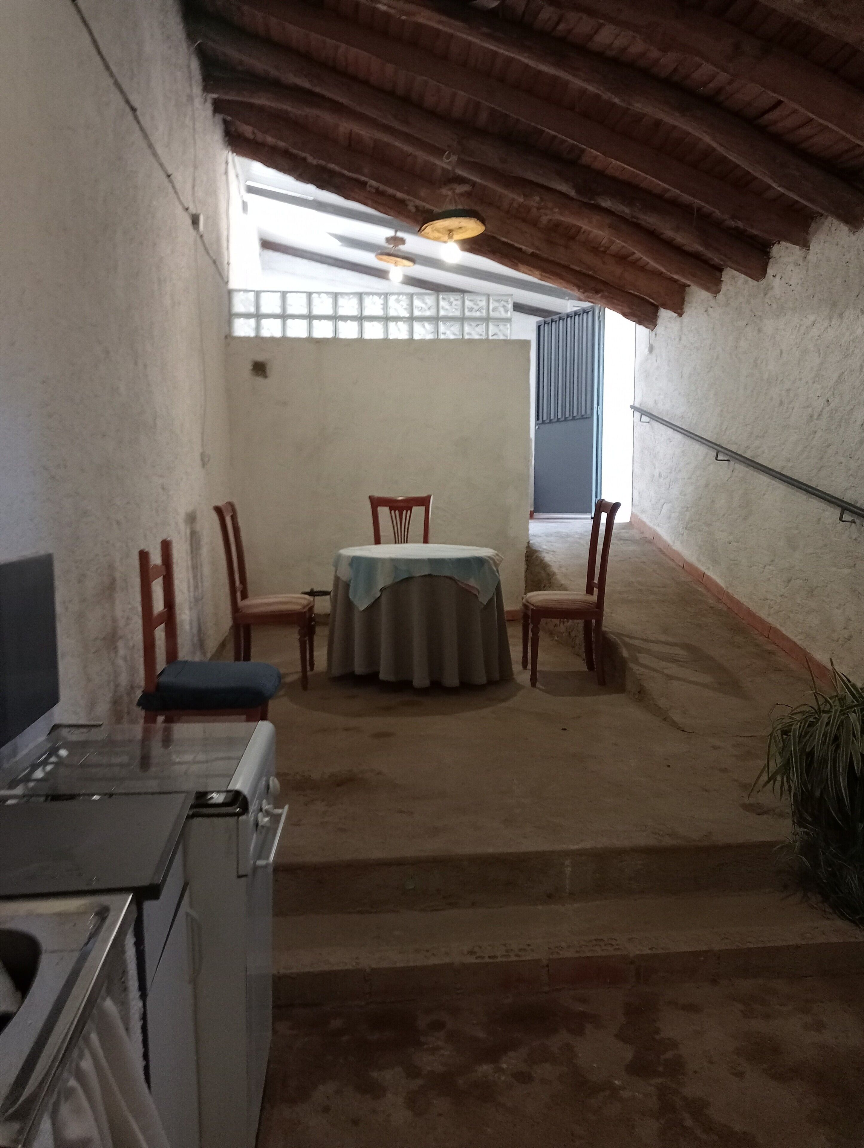 Een koelkast, een kookplaat, een vaatwasser, kookgerei, borden en bestek