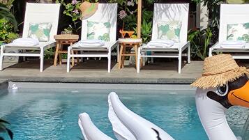 Een buitenzwembad, een verwarmd zwembad