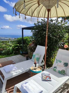 Terrace/patio - Bed and breakfast in a villa on the heights of Saint Paul (Reunion Island) (La Réunion)