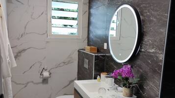 Een douche, een haardroger, handdoeken, zeep