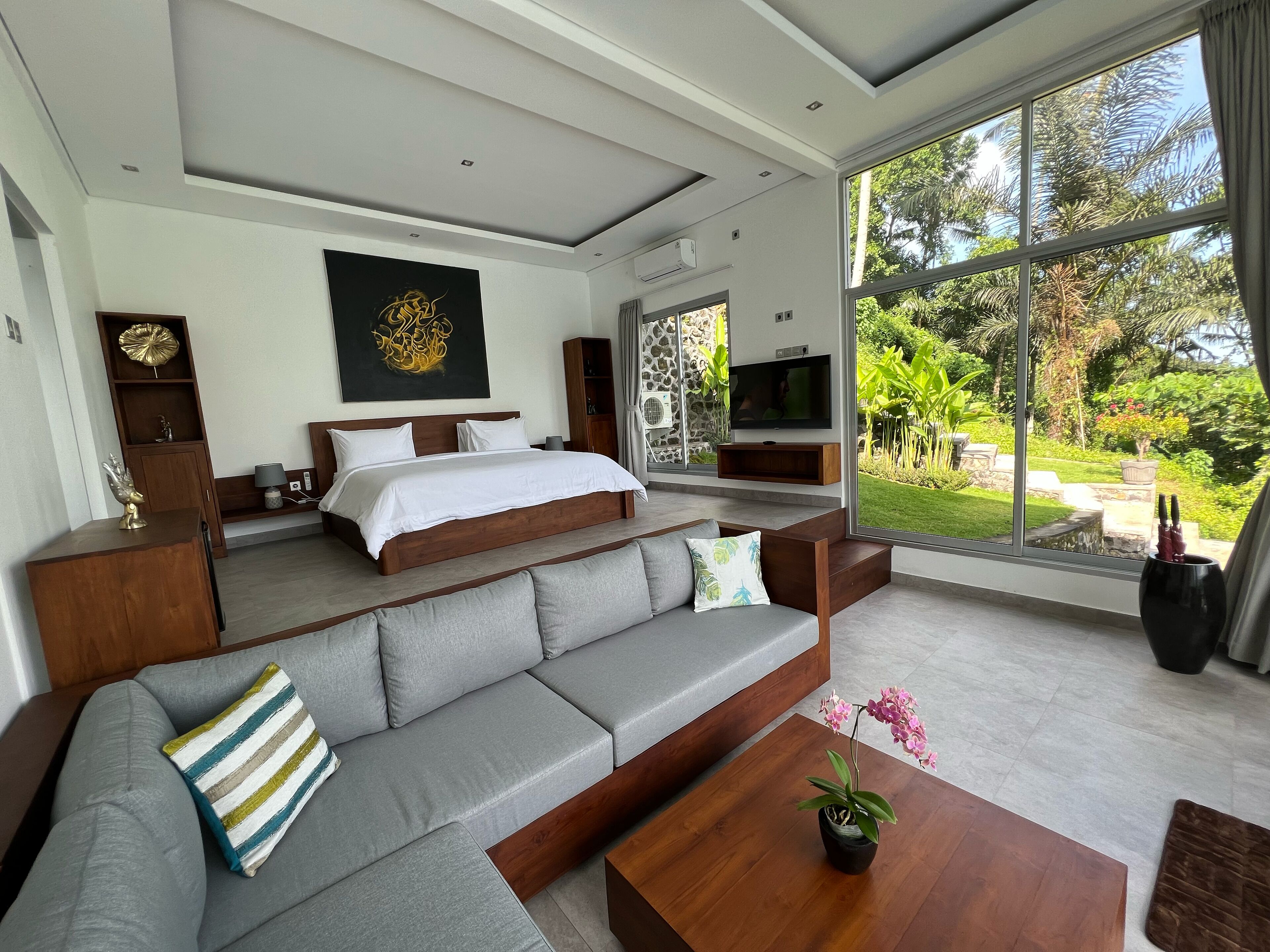 1 bedroom, premium bedding, memory-foam beds, minibar