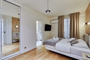 Apartment | Laptop workspace, iron/ironing board, bed sheets