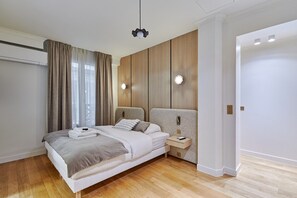 Apartment | Laptop workspace, iron/ironing board, bed sheets - Terrace Apartment Trocadero Eiffel Tower by Studio Prestige (Paris)