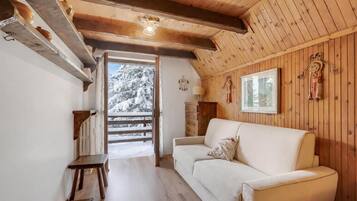 Standard-Apartment, Mehrere Schlafzimmer (Appartamento Beau Soleil) | Wohnbereich | 21-Zoll-Smart-TV mit Kabelempfang