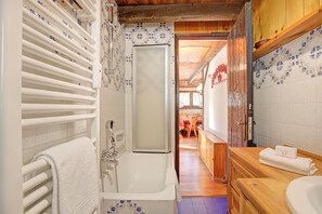 Apartament estàndard, diversos dormitoris (Appartamento Beau Soleil) | Bany | Combinació de dutxa i banyera, assecador de cabells, bidet i tovalloles 