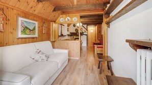 Standard Apartment, 2 Bedrooms, Balcony (Appartamento Beau Soleil ski in ski) | Living area | Smart TV - Appartamento Beau Soleil ski in ski out (Sauze d'Oulx)