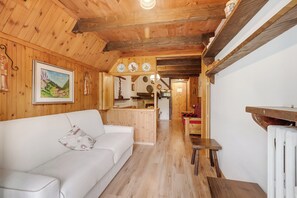 Standaard appartement, meerdere slaapkamers (Appartamento Beau Soleil) | Woonruimte | Een 21-inch smart-tv met kabelzenders