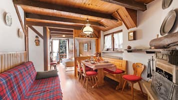 Appartement Standard, plusieurs chambres (Appartamento Beau Soleil) | Salle de séjour | TV connectée de 21 pouces avec chaînes par câble