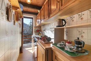 Apartamento standard, 2 quartos (Appartamento Beau Soleil) | Cozinha privada | Geladeira, fogão, cooktop, lava-louças
