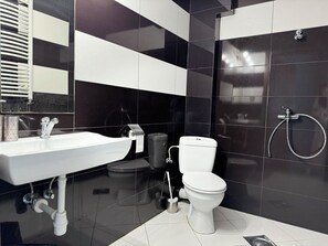 Basic Triple Room, Balcony, Bay View | Bathroom | Shower, soap, toilet paper - Pensjonat Błękitna Przystań (Puck)