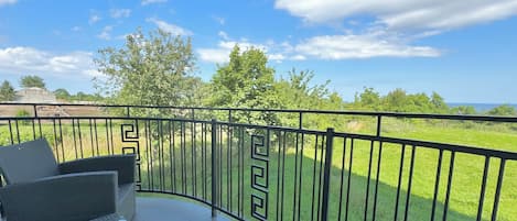 Basic-Dreibettzimmer, Balkon, Erdgeschoss | Terrasse/Patio