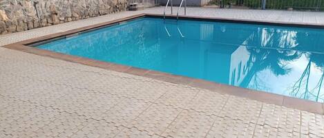 Swim-up bar