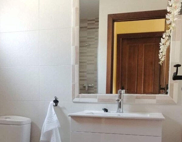 Douche, séchoir à cheveux, serviettes fournies