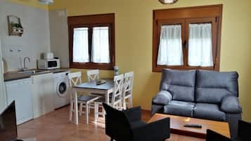 Een televisie en een open haard